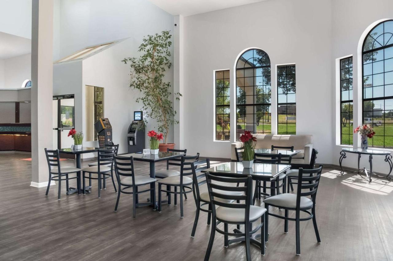 Econo Lodge Lakeland Bagian luar foto