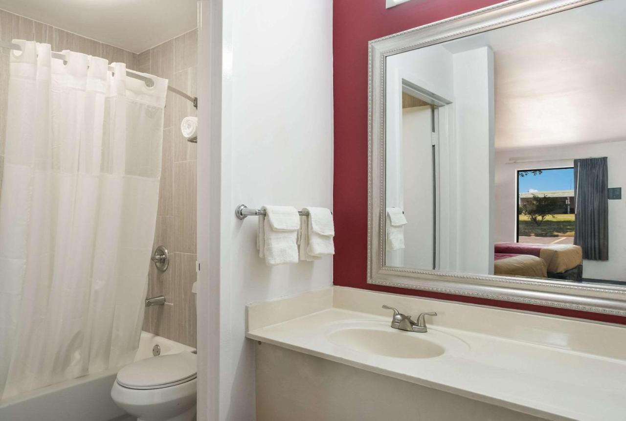 Econo Lodge Lakeland Bagian luar foto